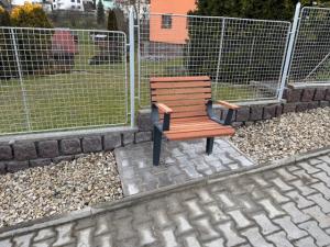 Dokončení instalace laviček pro seniory podél trasy k tramvajové zastávce 1